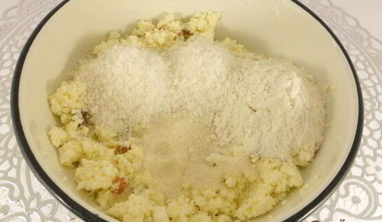 кокосовые сырники с изюмом и курагой