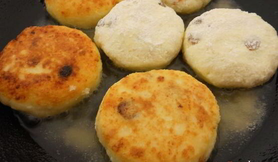 кокосовые сырники с изюмом и курагой