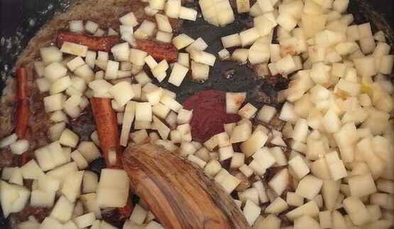 сырники с начинкой из карамелизированой груши со сливочно-ореховым соусом