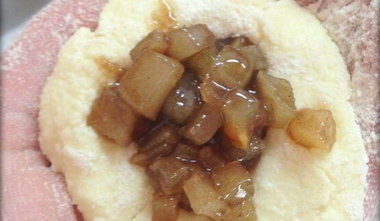 сырники с начинкой из карамелизированой груши со сливочно-ореховым соусом