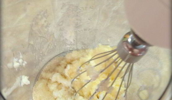 сырники с начинкой из карамелизированой груши со сливочно-ореховым соусом