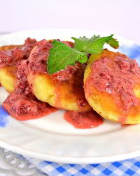 Сырники с овсяными хопьями и клубнично-сметанным соусом