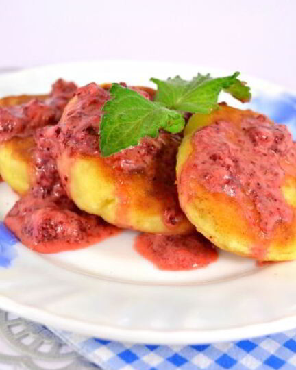 Рецепт сырники с овсяными хопьями и клубнично-сметанным соусом