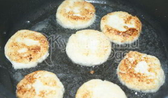 сырники со сметаной, джемом и ягодами