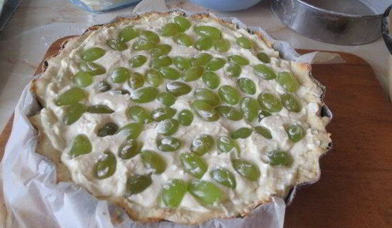 творожник с виноградом