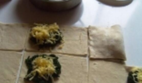 сырно шпинатные слойки