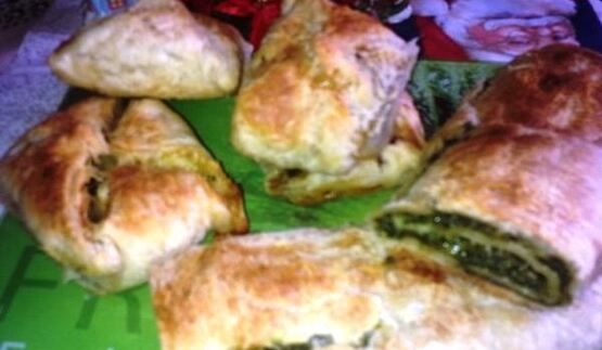 сырно шпинатные слойки