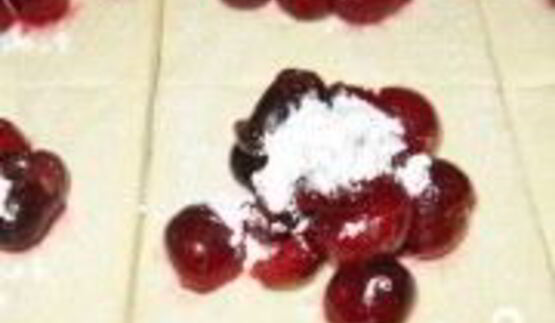 слоеное тесто с вишней