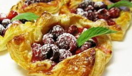 слоеное тесто с вишней