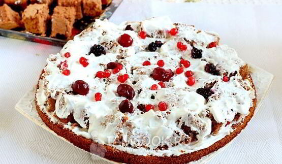 бисквитный торт панчо со сливочным кремом и ягодами