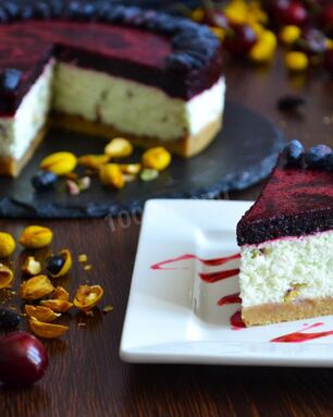 Йогуртовый фисташковый торт с жимолостью