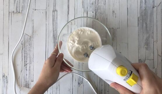 йогуртовый фисташковый торт с жимолостью