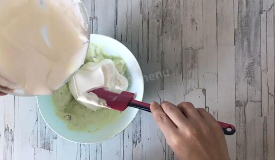 йогуртовый фисташковый торт с жимолостью