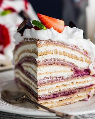 Креп-торт с творожно-сливочным кремом и ягодами