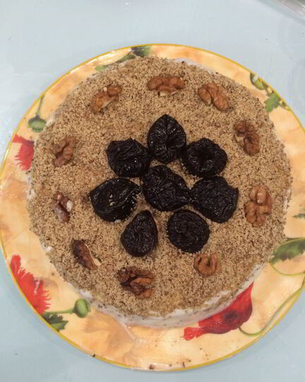 Рецепт медовика с черносливом и грецкими орехами