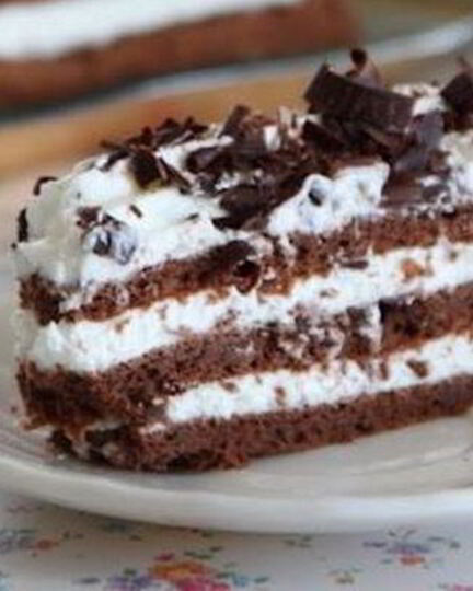 Рецепт шоколадного торта без муки со взбитыми сливками