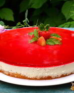 Желейно-бисквитный торт с клубникой и малиной