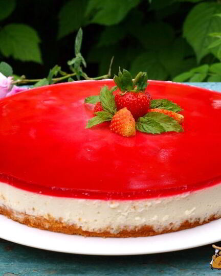 Рецепт желейно-бисквитного торт с клубникой и малиной