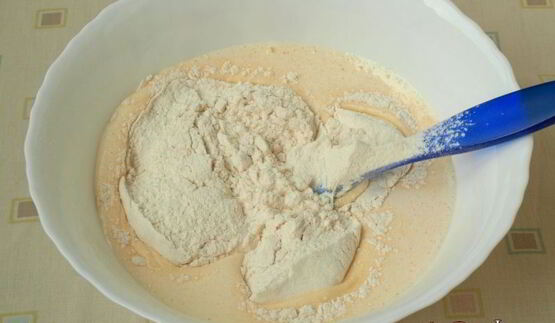 желейно-бисквитный торт с клубникой и малиной