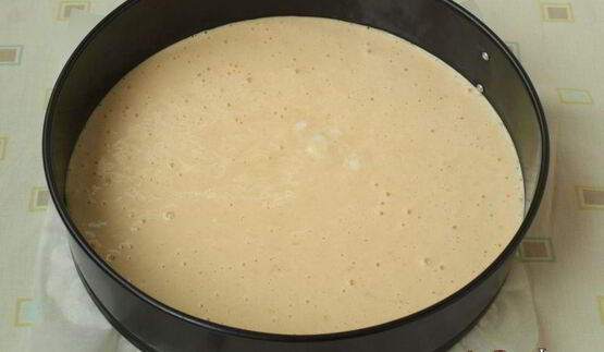 желейно-бисквитный торт с клубникой и малиной