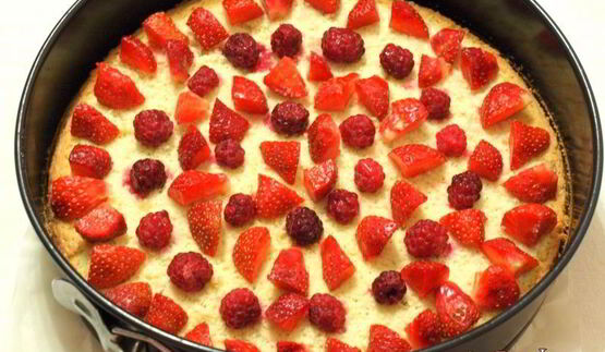 желейно-бисквитный торт с клубникой и малиной