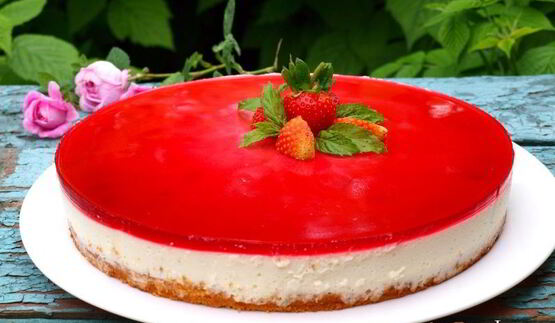 желейно-бисквитный торт с клубникой и малиной