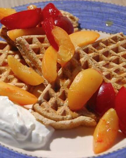 Рецепт гречишных вафель с фруктами и йогуртом