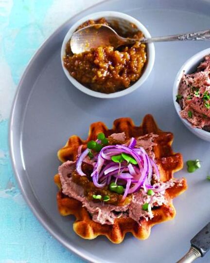 Рецепт вафель на простокваше с изюмом и паштетом из куриной печенки