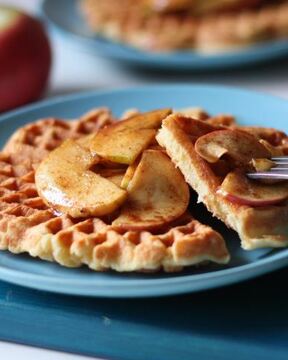 Вафли с пряными яблоками