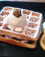 Венские вафли с клубничным джемом, взбитыми сливками и пломбиром