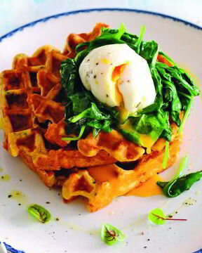 Зеленые сырные вафли со шпинатом и яйцом-пашот