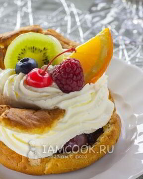 Большие эклеры с фруктами