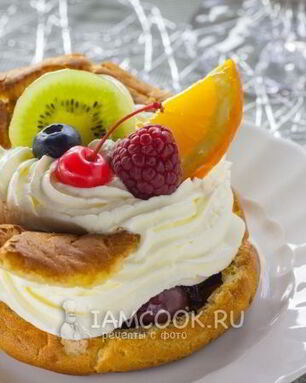 Большие эклеры с фруктами