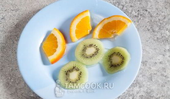 большие эклеры с фруктами