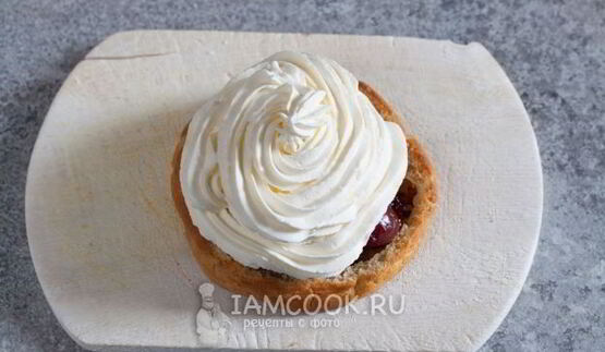 большие эклеры с фруктами