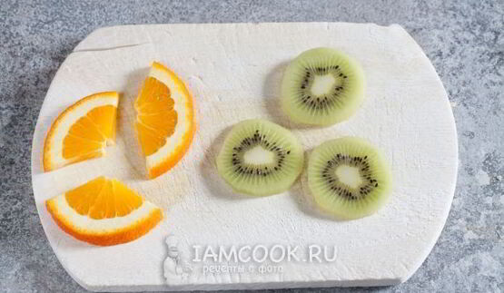 большие эклеры с фруктами