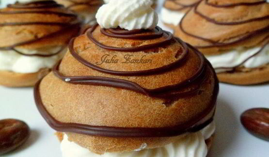 мини-торт из мокко-профитролей со сливочным кремом, кофейным муссом и белым шоколадом