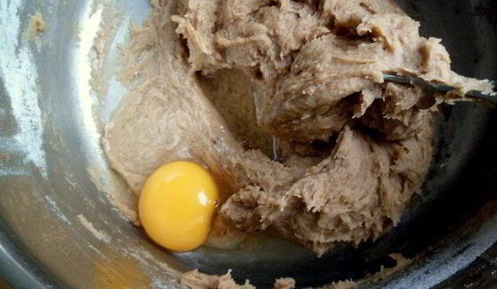 мини-торт из мокко-профитролей со сливочным кремом, кофейным муссом и белым шоколадом