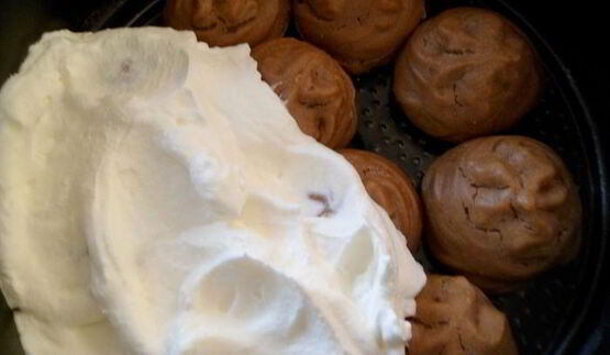 мини-торт из мокко-профитролей со сливочным кремом, кофейным муссом и белым шоколадом