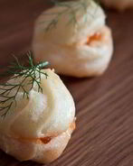 Профитроли с красной икрой и сливочным маслом