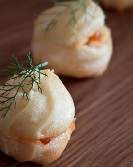 Рецепт профитролей с красной икрой и сливочным маслом