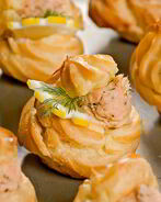 Профитроли с кремом из лосося