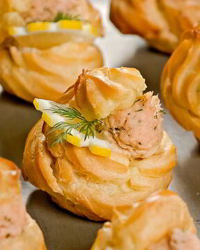 Профитроли с кремом из лосося