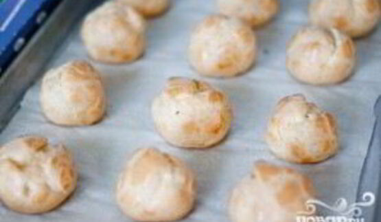 профитроли с мороженым и карамельным соусом