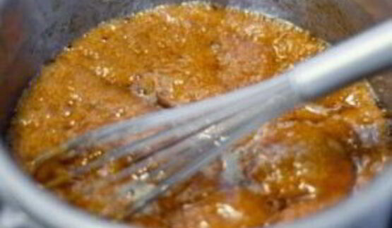 профитроли с мороженым и карамельным соусом