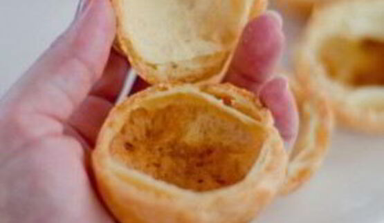 профитроли с мороженым и карамельным соусом