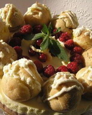 Шоколадно-апельсиновый торт с профитролями