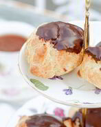 Эклер с заварным кремом