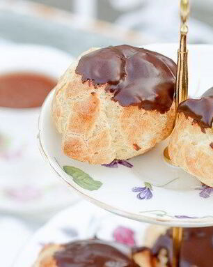 Эклер с заварным кремом