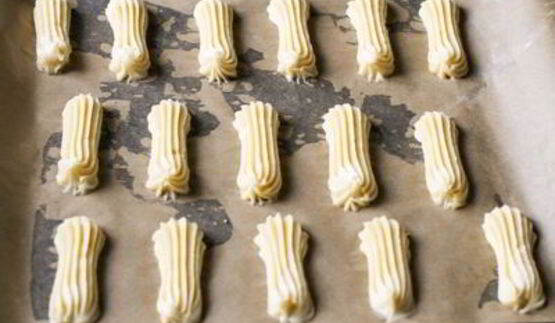 эклеры с креветочным кремом и тартаром из хурмы